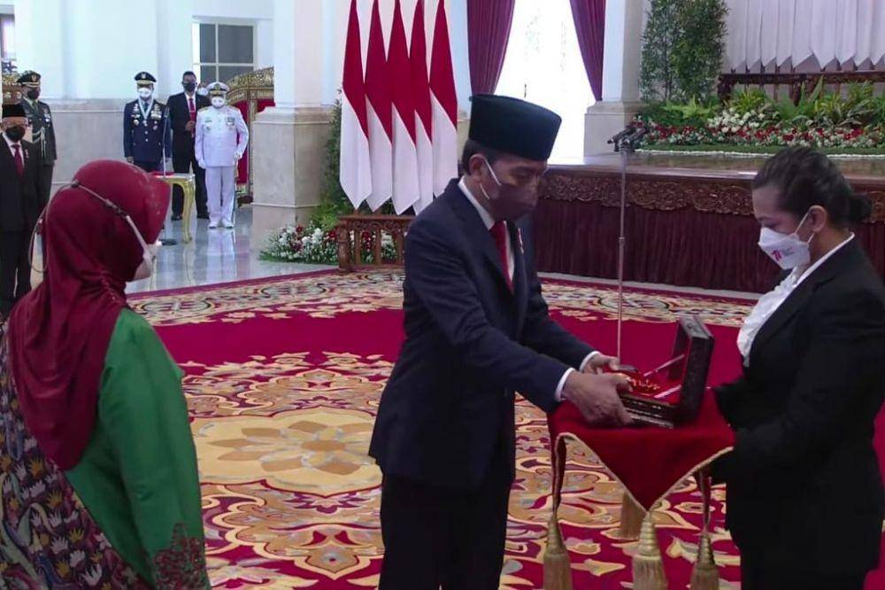 Presiden Jokowi berikan bintang tanda jasa (youtube.com/Sekretariat Presiden)