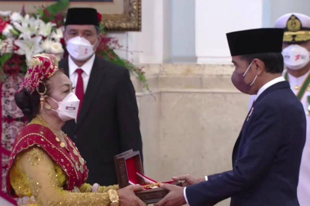 Presiden Jokowi berikan bintang tanda jasa (youtube.com/Sekretariat Presiden)