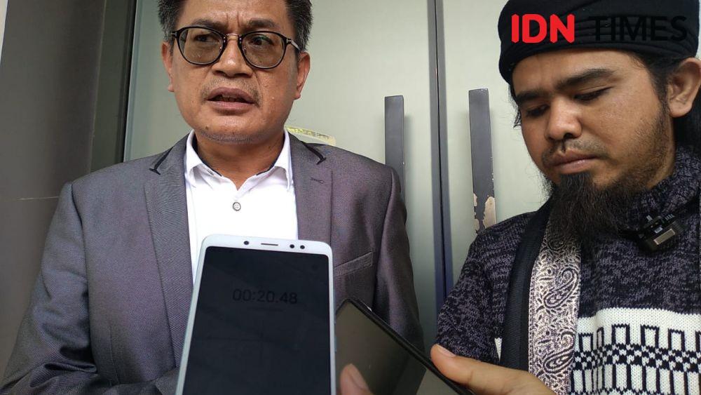 Gus Samsudin bersama dengan kuasa hukumnya saat berada di Polda Jatim, Jumat (12/8/2022). (IDN Times/Khusnul Hasana).