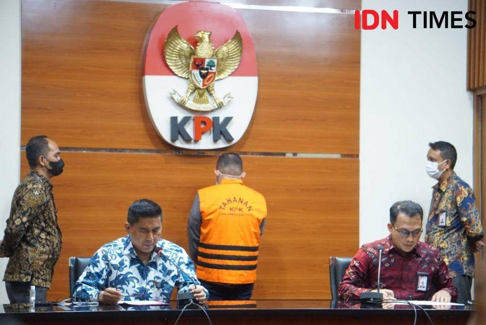 KPK menahan eks pejabat Kementerian Keuangan Rifa Surya yang jadi tersangka korupsi pengurusan Dana Insentif Daerah (DID) Kabupaten Tabanan, Bali. (IDN Times/Aryodamar)