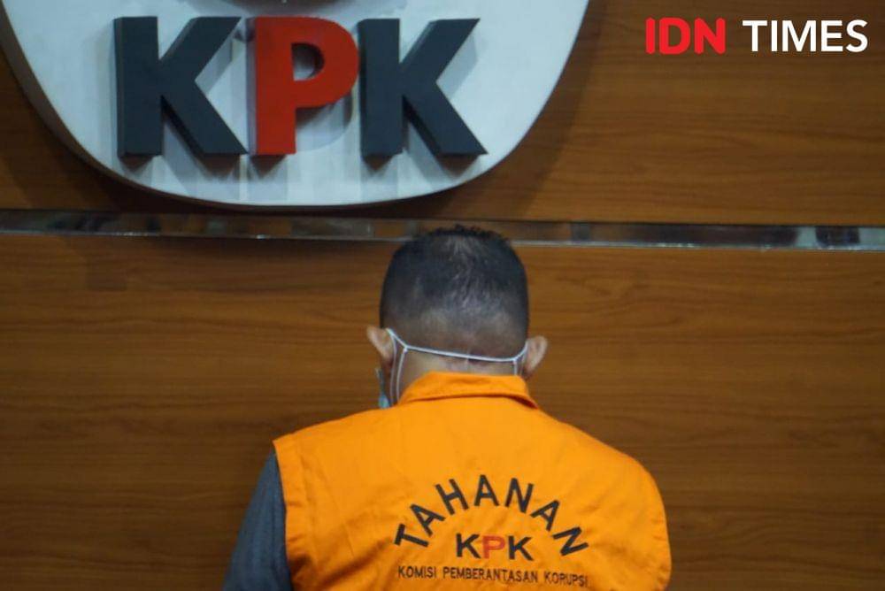 KPK menahan eks pejabat Kementerian Keuangan Rifa Surya yang jadi tersangka korupsi pengurusan Dana Insentif Daerah (DID) Kabupaten Tabanan, Bali. (IDN Times/Aryodamar)