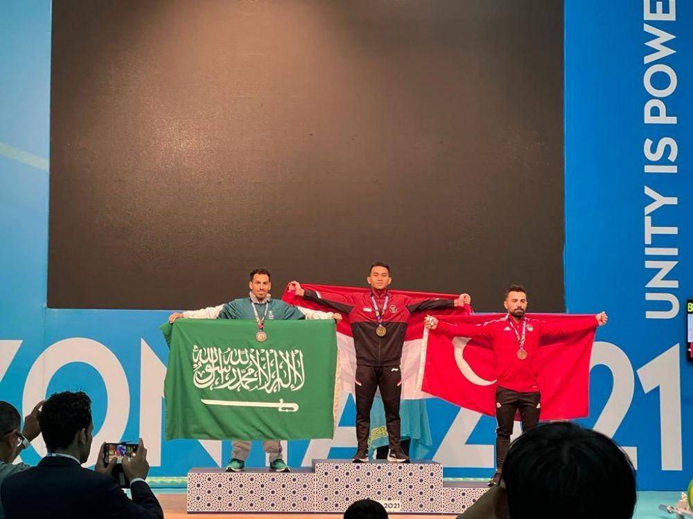 Lifter putra Indonesia, Ricko Saputra meraih 3 medali emas dari ajang Islamic Solidarity Games 2021 Konya ( NOC Indonesia/M Rifqi)