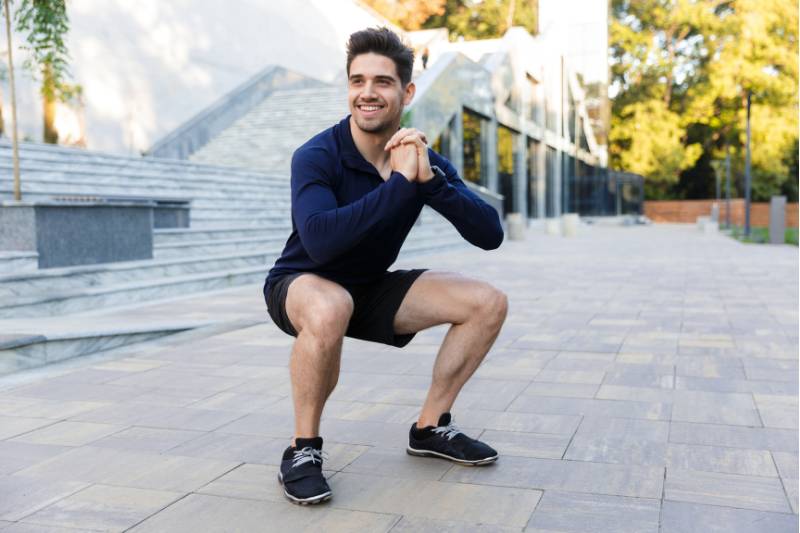Mengurangi risiko cedera sebagai manfaat squat jump (canva.com)
