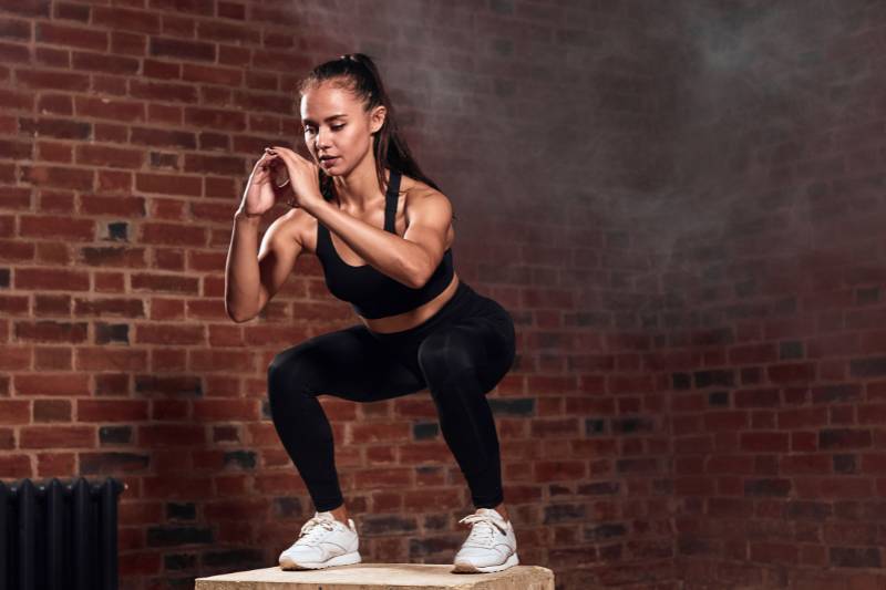 Mengencangkan otot sebagai manfaat squat jump (canva.com)