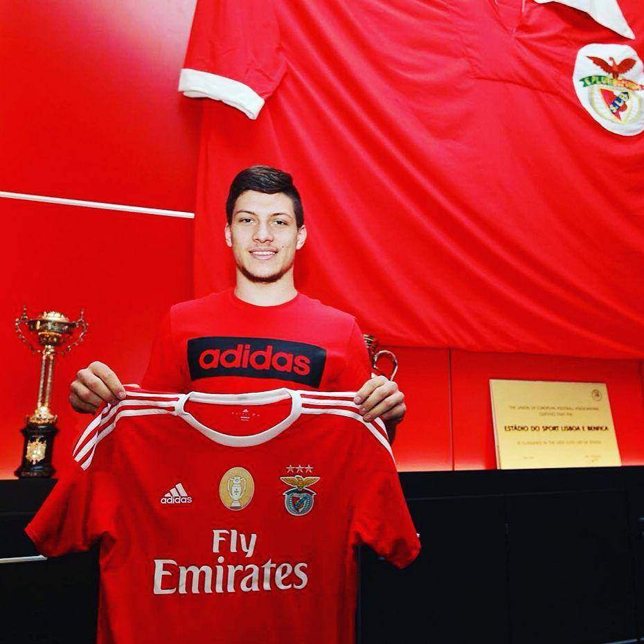 Luka Jovic saat direkrut oleh Benfica pada 2016. (instagram.com/lukajovic)