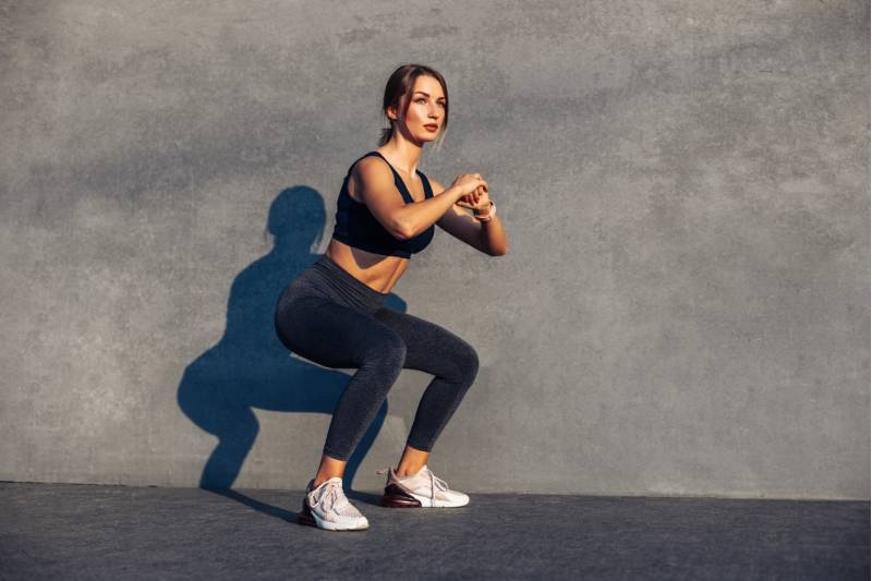Menyehatkan tubuh sebagai manfaat squat jump (canva.com)