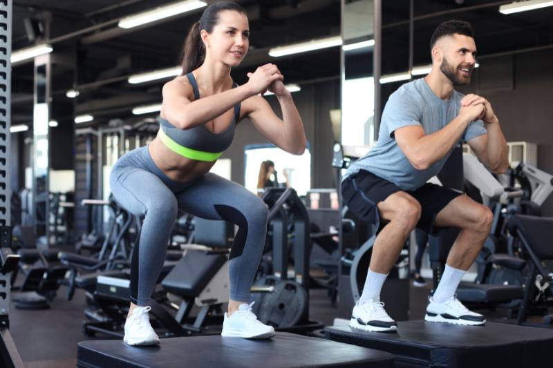 Membakar kalori dan lemak sebagai manfaat squat jump (canva.com)