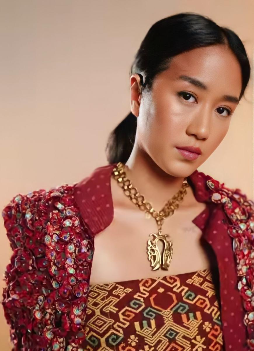 Renatta Moeloek dan kain rancangan Oscar Lawalata (instagram.com/renattamoeloek)