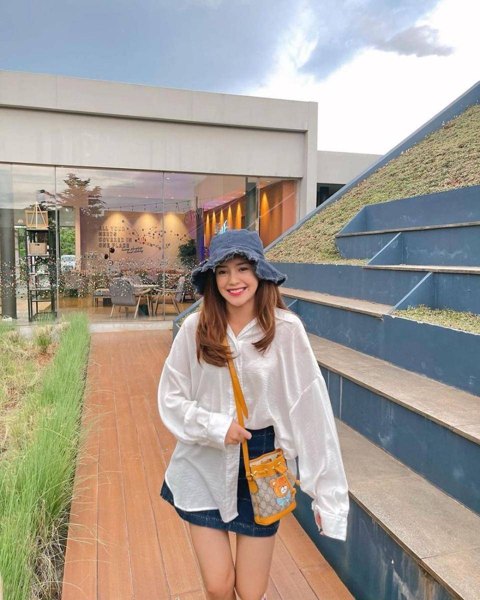 koleksi mini skirt ala Beby Tsabina (instagram.com/benytsabina)