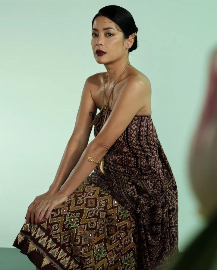 Lulu Tobing dan kain rancangan Oscar Lawalata (instagram.com/lutob)