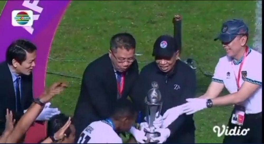Menpora dan Ketum PSSI ikut mengangkat trofi Piala AFF U-16 (Twitter.com/SiaranBolaLive)