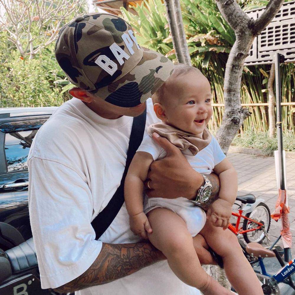 Irfan Bachdim dan buah hati (instagram.com/jenniferbachdim)