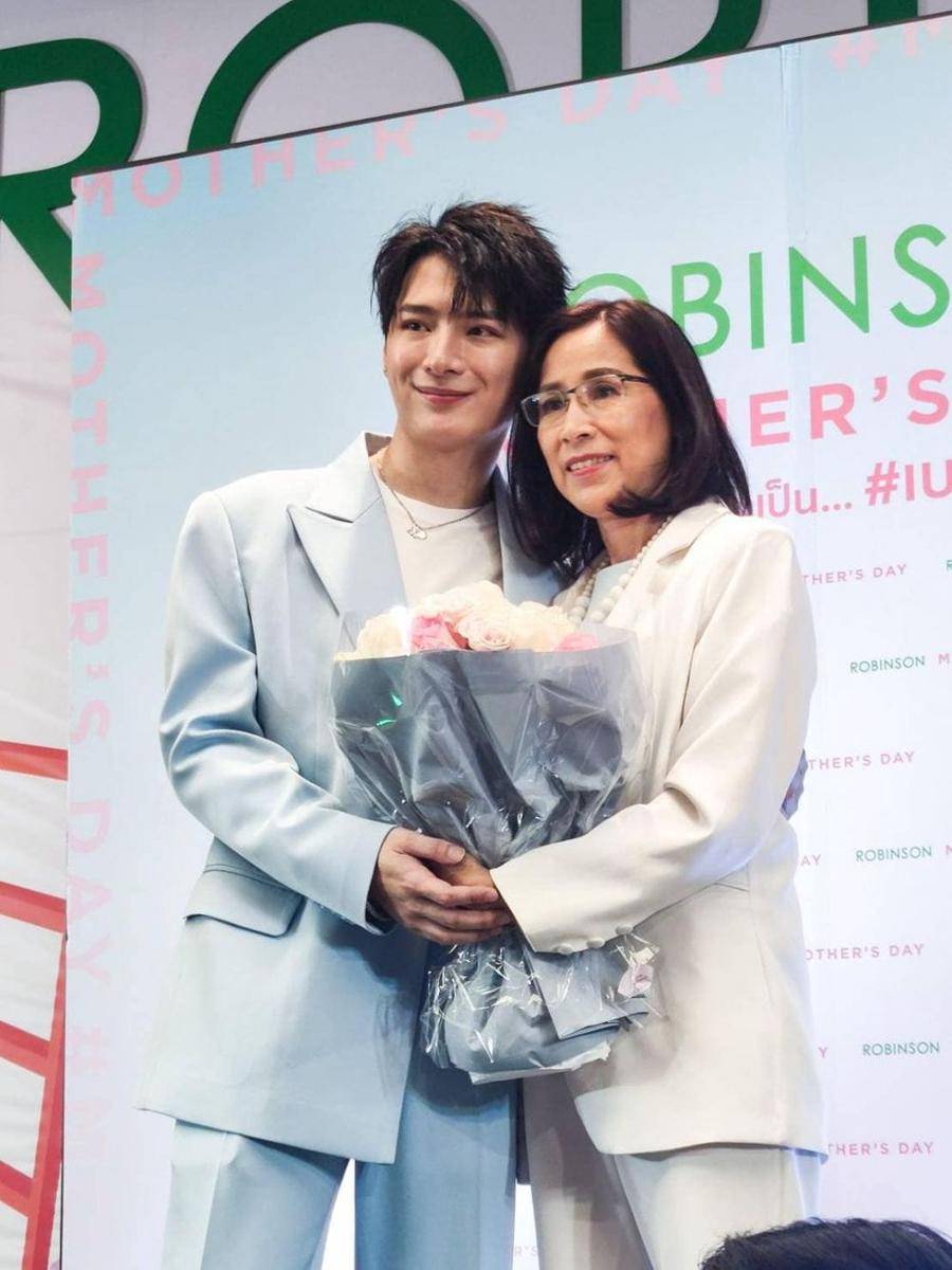 potret Krist Perawat bersama Ibu (instagram.com/chaiyutjack)
