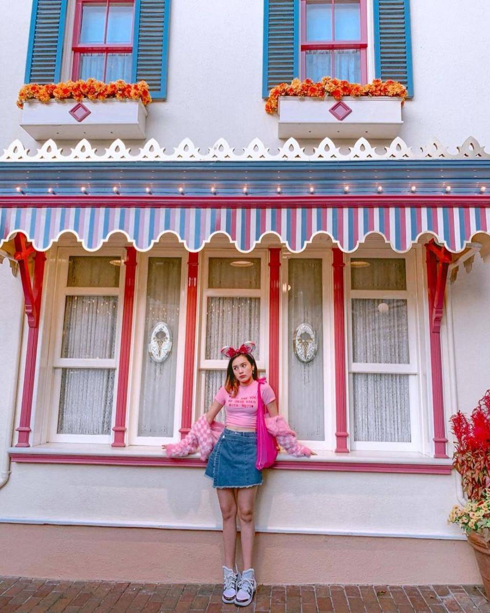 koleksi mini skirt ala Beby Tsabina (instagram.com/benytsabina)