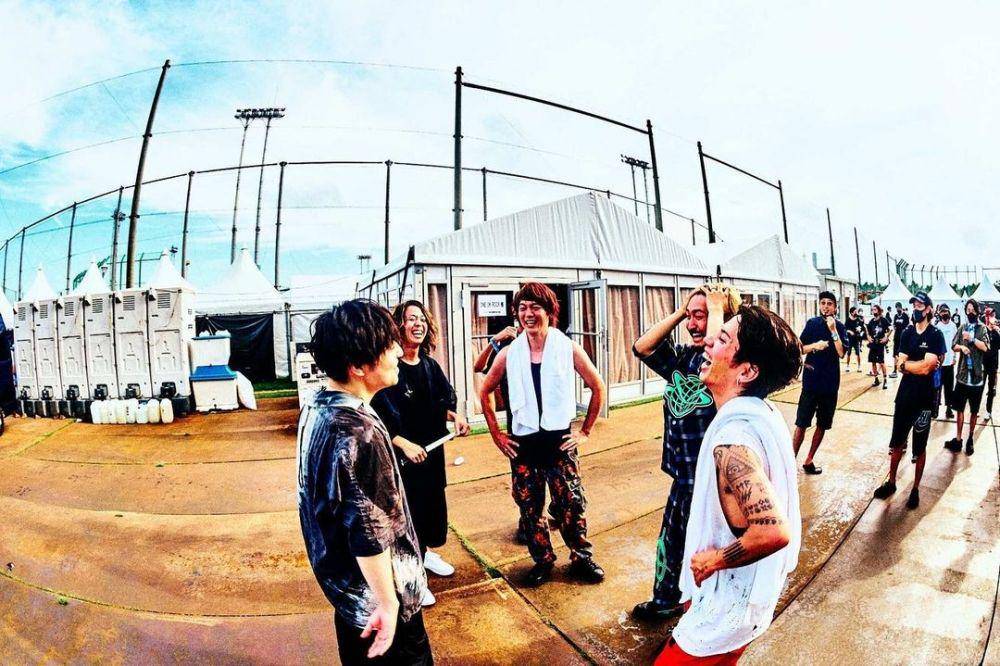 ONE OK ROCK dan Satoshi "Higedan" (instagram.com/tomo_10969)