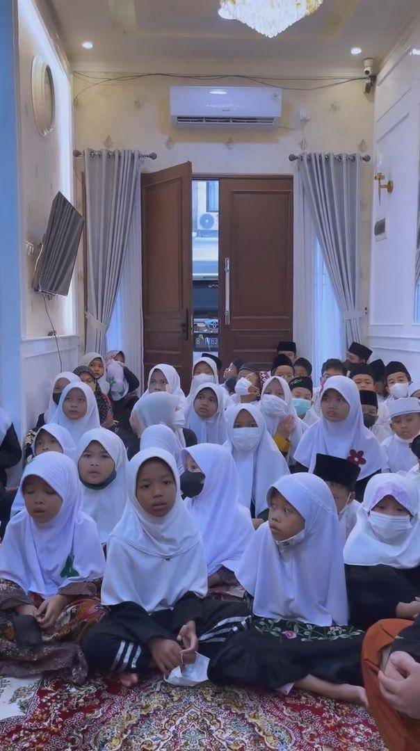 syukuran wajah baru Lucinta Luna (instagram.com/lucintaluna_manjalita)