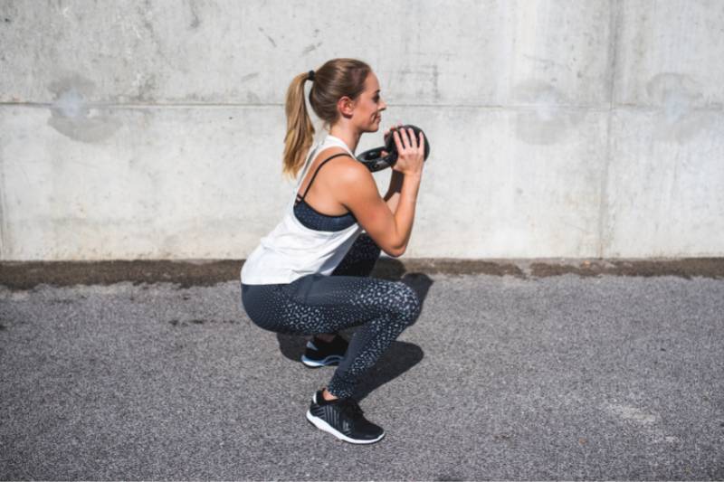 Mempertahankan mobilitas dan keseimbangan sebagai manfaat squat jump (canva.com)