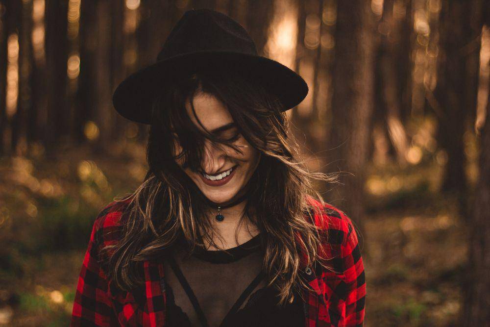 ilustrasi perempuan tersenyum (unsplash.com/Allef Vinicius)