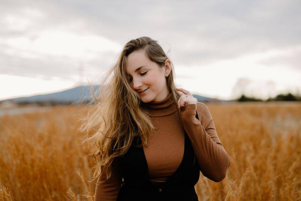 ilustrasi perempuan tersenyum (unsplash.com/Brooke Cagle)
