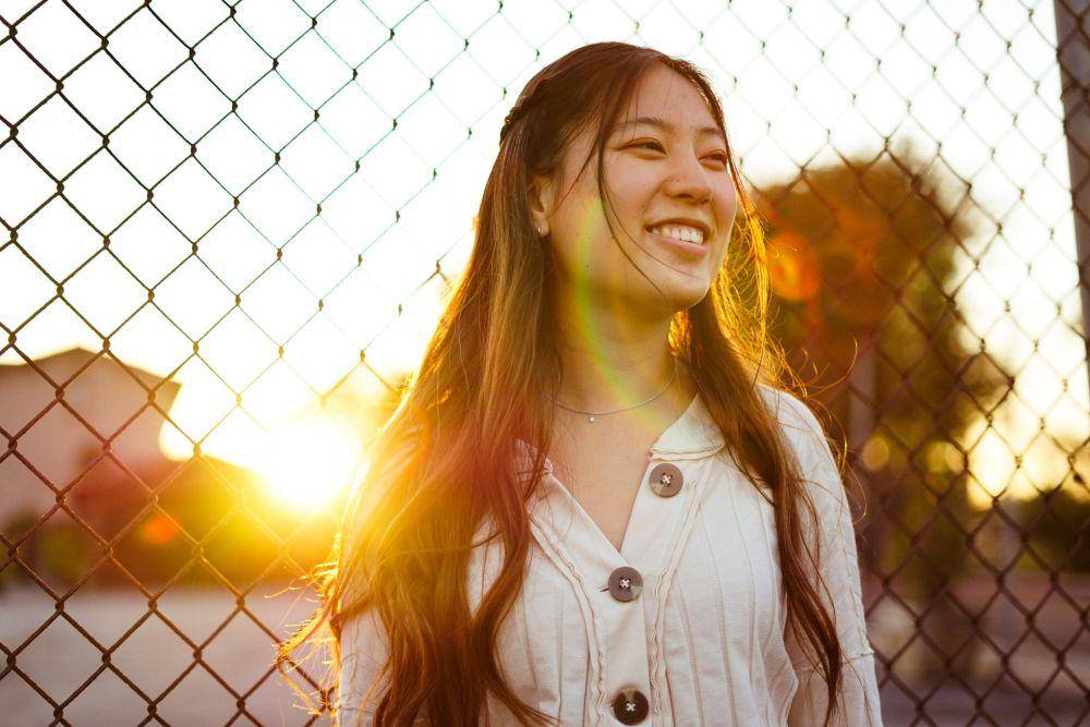 ilustrasi perempuan tersenyum (unsplash.com/Conner Ching)