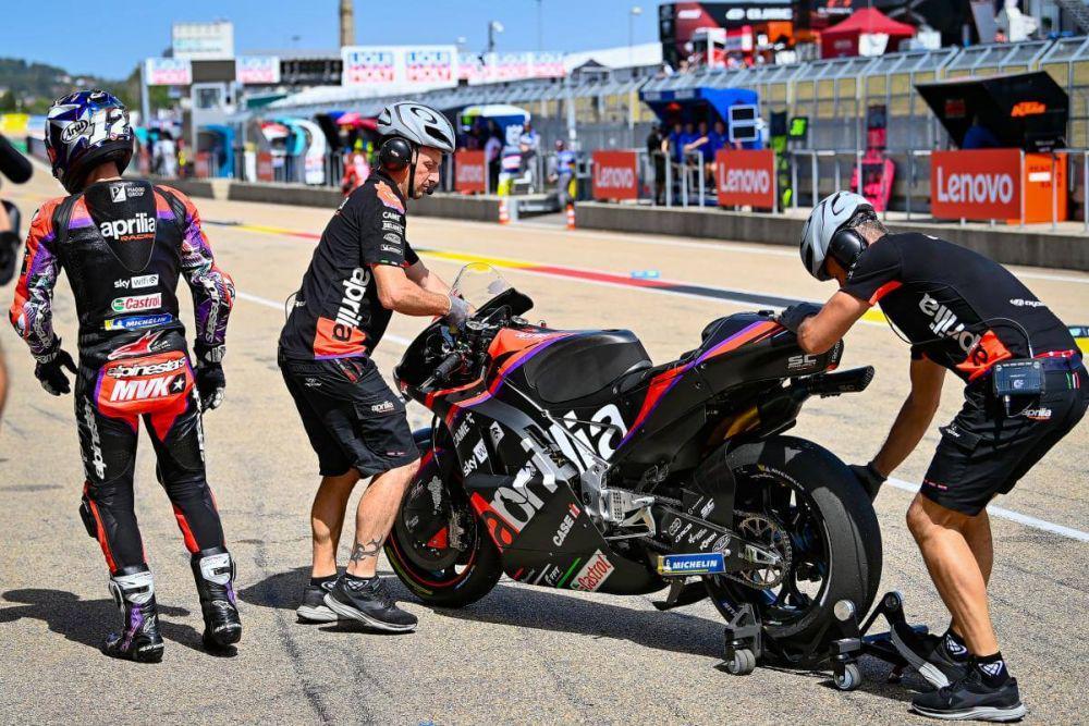 potret kru Aprilia (motogp.com)