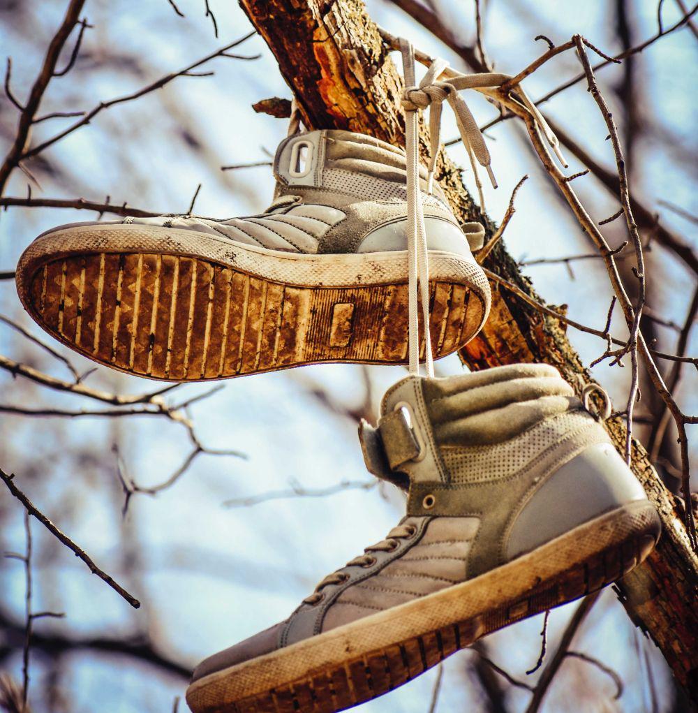 Ilustrasi sepatu rusak (pexels.com/Chris F)