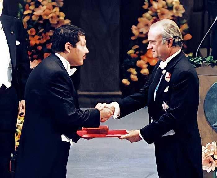 Zewail saat mendapatkan medali nobel (myhero.com)