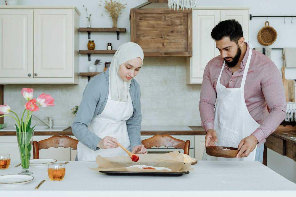 5 Kiat Mengajari Memasak dari Nol, Dampingi Langsung di Dapur
