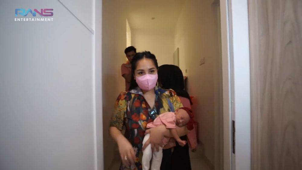 Nagita menggendong baby Moana (youtube.com/ransentertaiment)