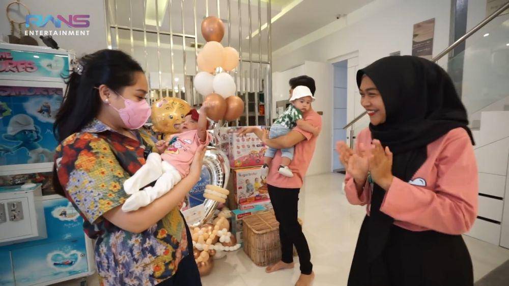 Nagita Slavina pertama kali menggendong baby Moana (youtube.com/ransentertaiment)