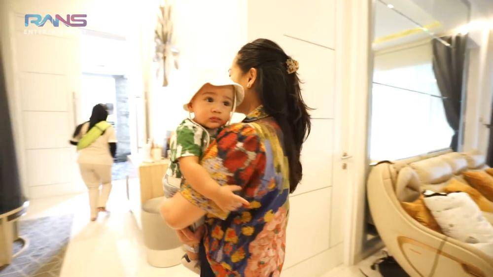 Rayyanza tampil menggemaskan dengan bucket hat putih (youtube.com/ransentertaiment)