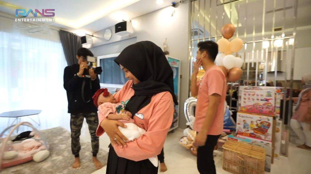 Ria Ricis dan Teuku Ryan menyambut Nagita (youtube.com/ransentertaiment)