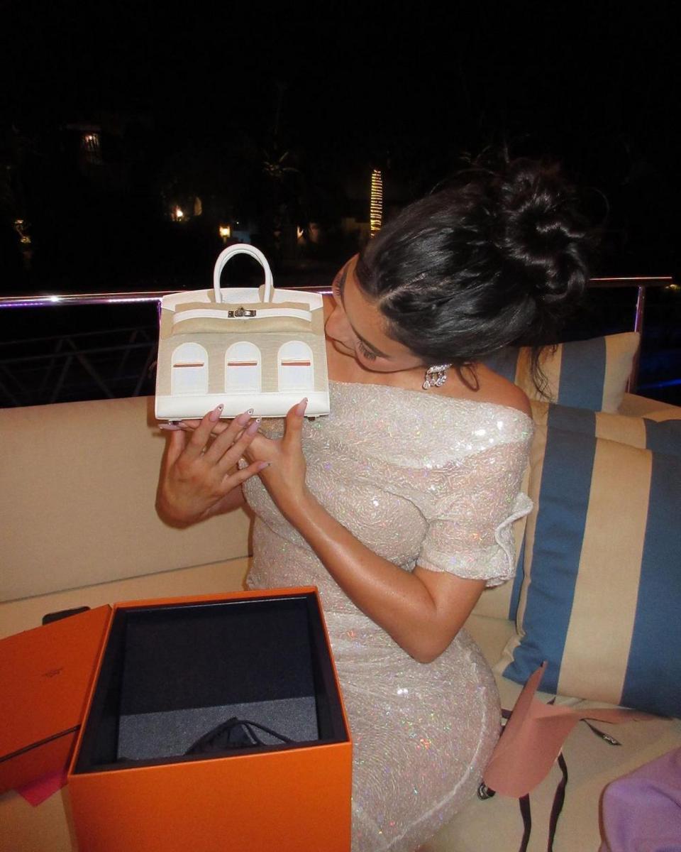 Kylie mendapat hadiah tas mewah. (instagram.com/kyliejenner)