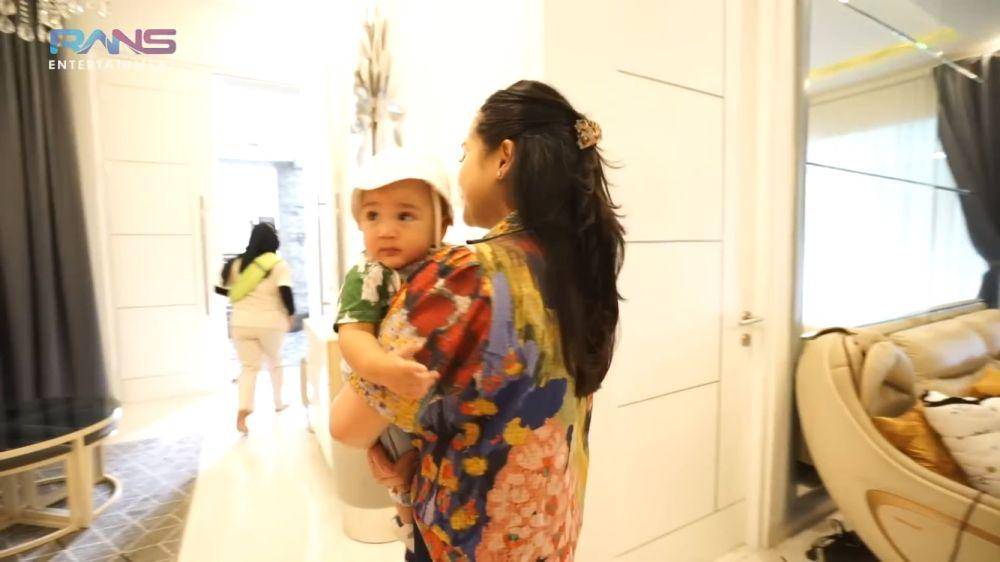 Nagita dan Rayyanza menjenguk baby Moana (youtube.com/ransentertaiment)