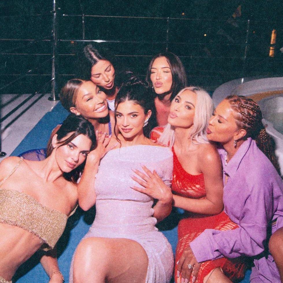 Kylie Jenner bersama keluarga dan sahabat. (instagram.com/kyliejenner)
