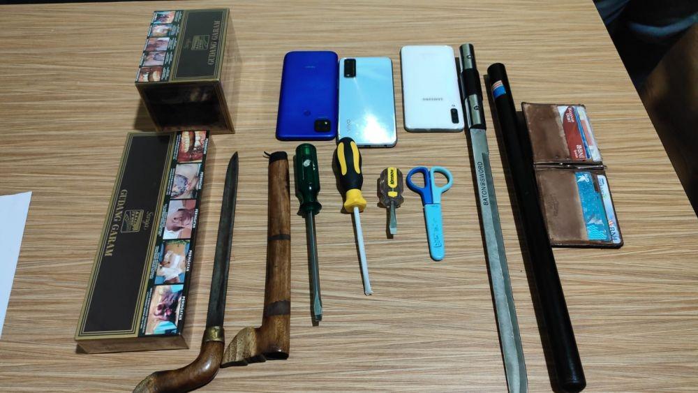 Barang bukti pelaku spesialis pembobolan toko diamankan tim Resmob Polda Sulsel. (Dok.Resmob Polda Sulsel)