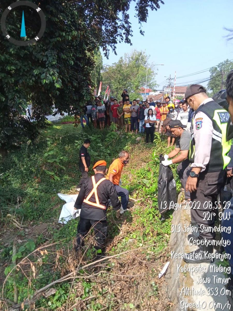 Proses evakuasi korban tertabrak kereta di Kepanjen. Dok/Koramil Kepanjen