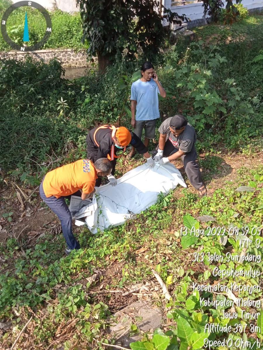 Proses evakuasi korban tertabrak kereta di Kepanjen. Dok/Koramil Kepanjen