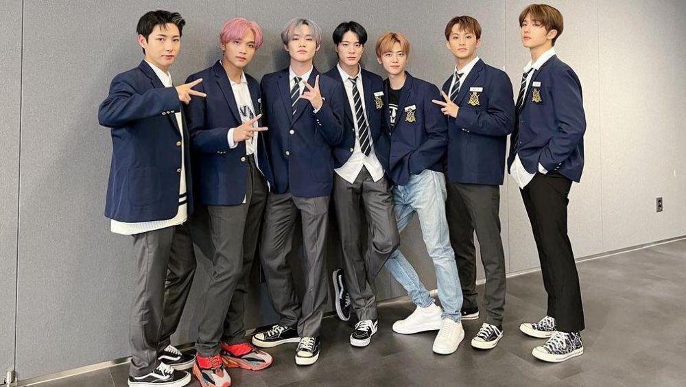 potret NCT Dream memakai almamater (instagram.com/nct_dream)