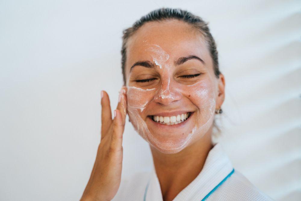 5 Rekomendasi Cleansing Milk untuk Melembapkan Kulit