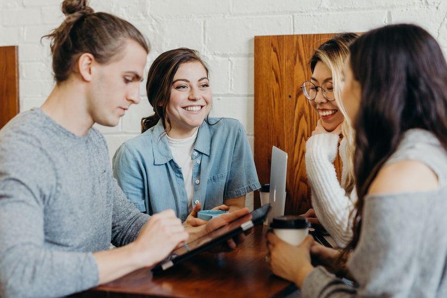 ilustrasi mengobrol bersama teman (unsplash.com/Brooke Cagle)