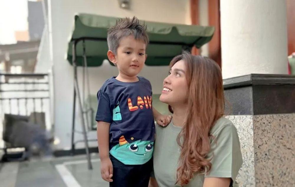 Raya kitty bersama anak tercinta (instagram.com/rayanurfitrird)