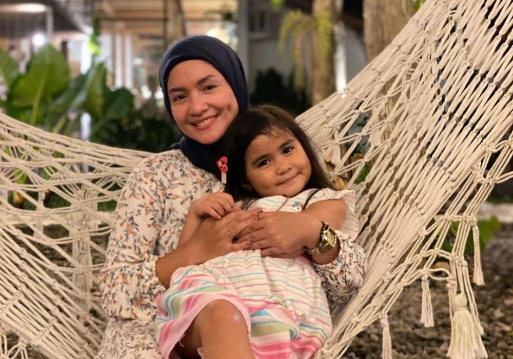 9 Potret Akrab Intan Nuraini bersama Putrinya, Bak Sahabat Dekat