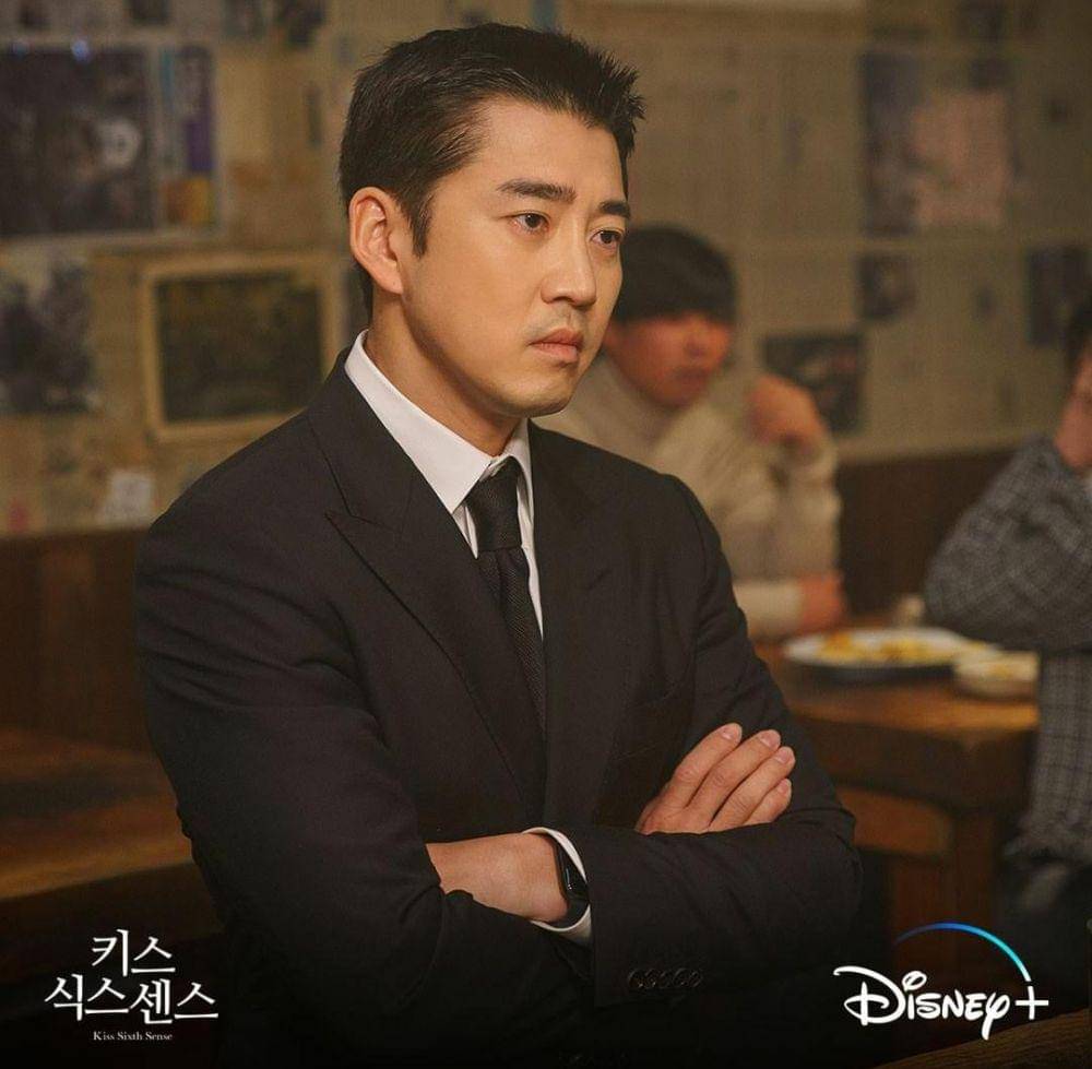 Yoon Kye Sang di drama Kiss Sixth Sense (instagram.com/disneypluskr)