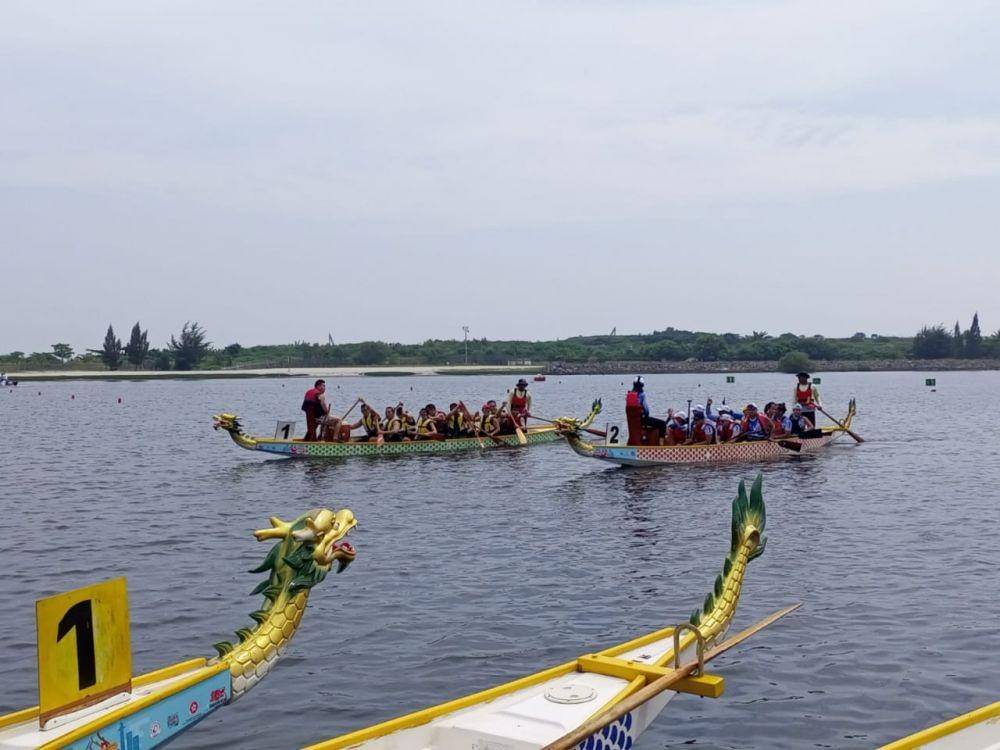 Salah satu tim yang mengikuti kegiatan Jakarta Dragon Boat Festival (JDBF) 2022 pada Sabtu (13/8/2022) bertempat di Ancol Beach, Taman Impian Jaya Ancol, Jakarta Utara. (IDN Times/Hafit Yudi Suprobo).