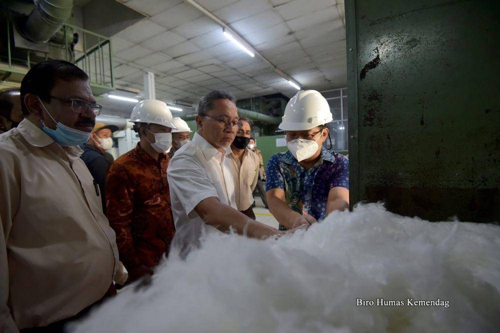 Menteri Perdagangan, Zulkifli Hasan, melepas ekspor produk tekstil PT Kewalram di Sumedang, Jawa Barat, senilai 400 ribu dolar AS atau setara dengan Rp5,8 miliar pada Sabtu (13/8/2022). (IST/Biro Humas Kemendag)