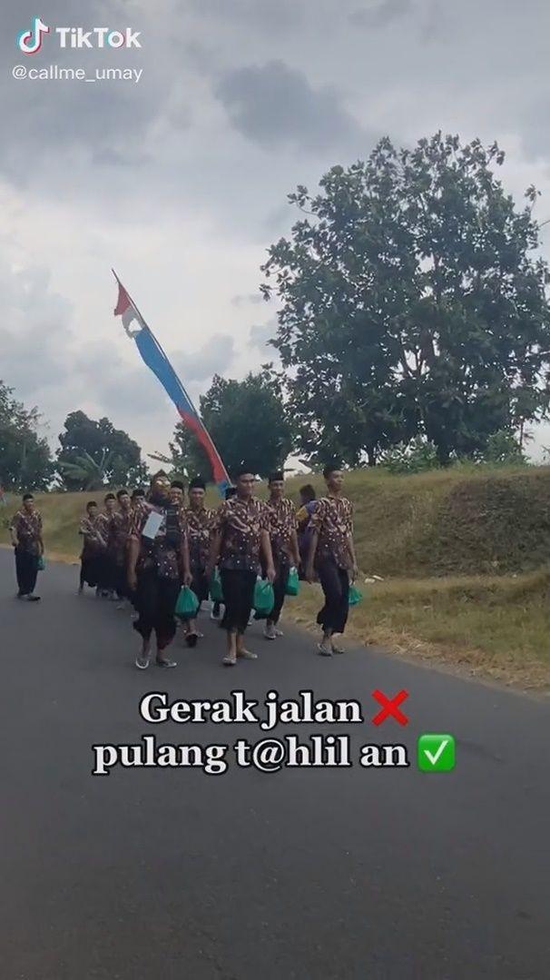 kostum jalan sehat kocak (tiktok.com/@callme_umay)