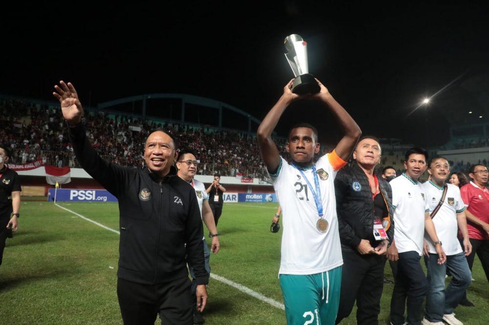 Dalih Menpora Soal Aksi Angkat Trofi Timnas U-16: Saya Diajak