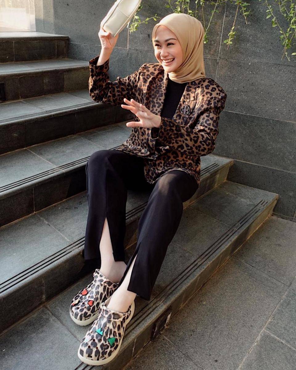 padu padan outfit pattern ala Indah Nada Puspita (instagram.com/indahnadapuspita)