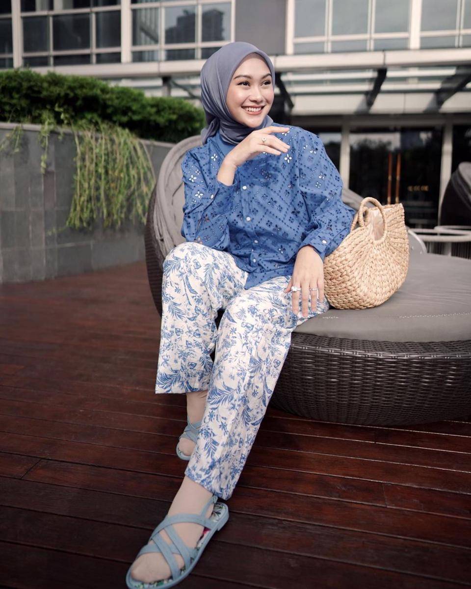 padu padan outfit pattern ala Indah Nada Puspita (instagram.com/indahnadapuspita)
